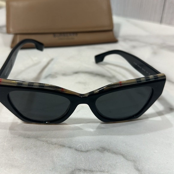 Burberry Sunglasses and Case Eyewear Butterfly Frames BE4299 - Picture 4 of 12